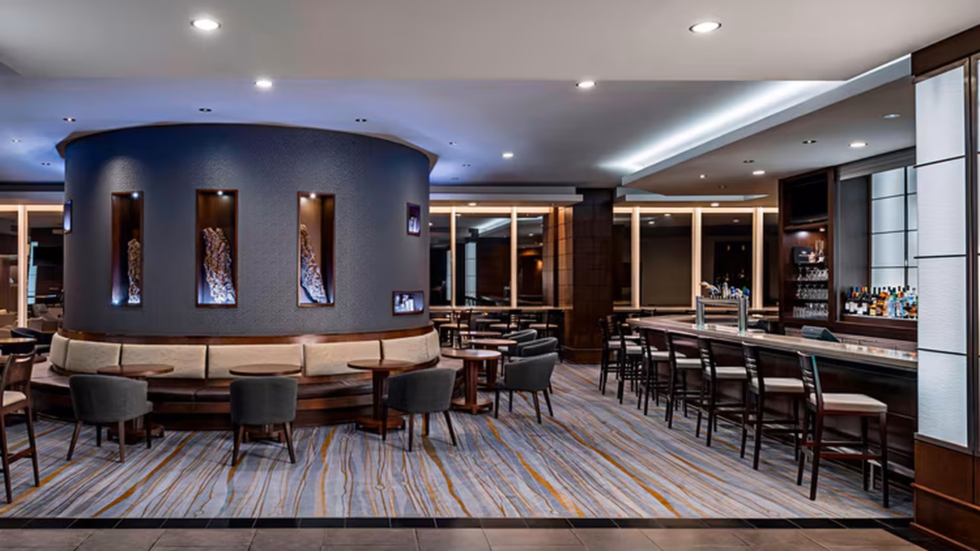 Westin Harbour Castle bar and lounge area