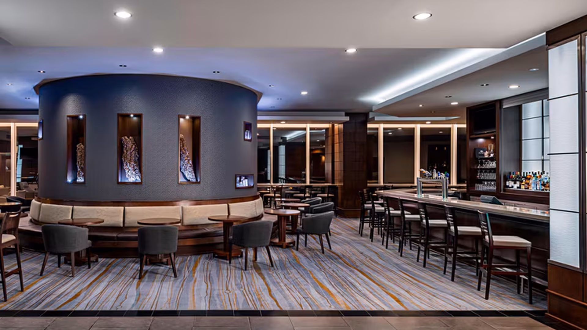 Westin Harbour Castle bar and lounge area
